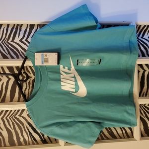 NWT Womens NIKE Crop-top. Womens Size Medium.